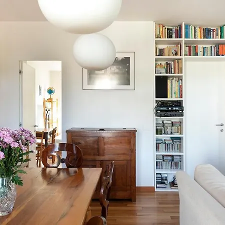 Plum Guide - La Biblioteca