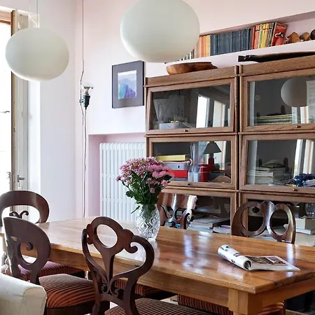 Plum Guide - La Biblioteca *